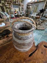 Load image into Gallery viewer, مزهرية من خشب الساج - متوسطة