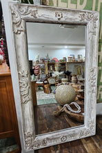 Load image into Gallery viewer, مرآة نحاسية وخشبية عتيقة